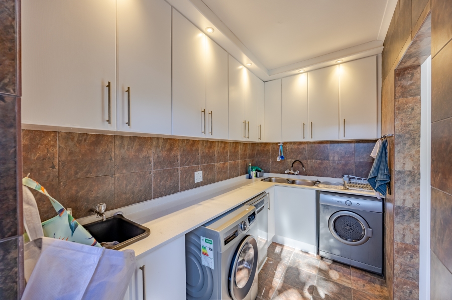 5 Bedroom Property for Sale in Flamingo Vlei Western Cape